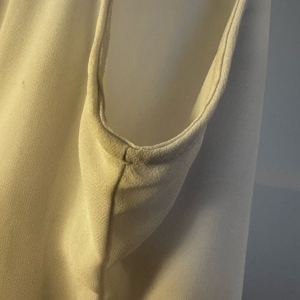 Sleeveless White Pleated Swing Tank Top - Picture 5 of 6